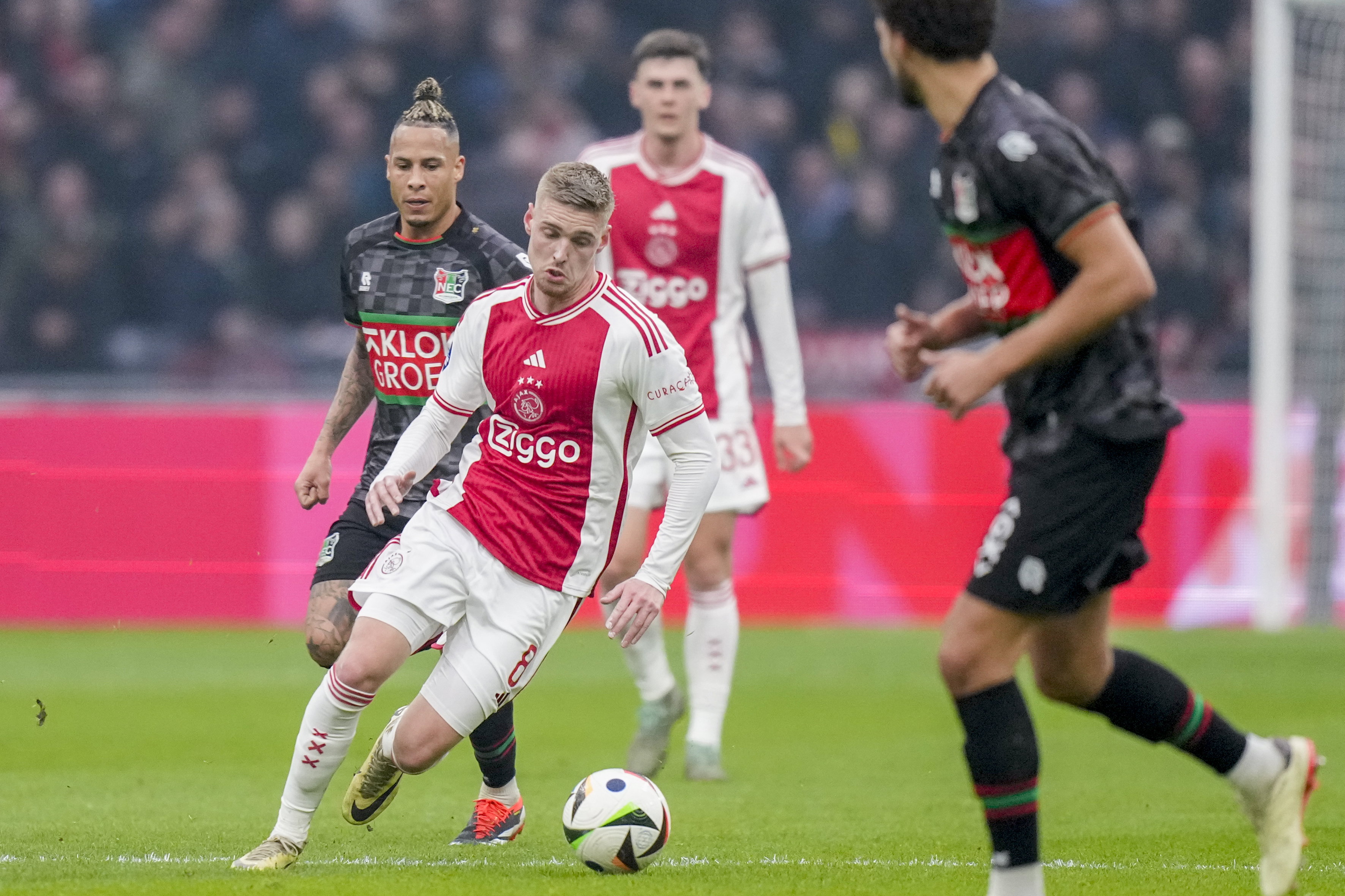 Kenneth Taylor in actie tegen NEC