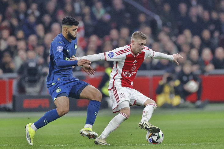Kenneth Taylor in het duel met PSV