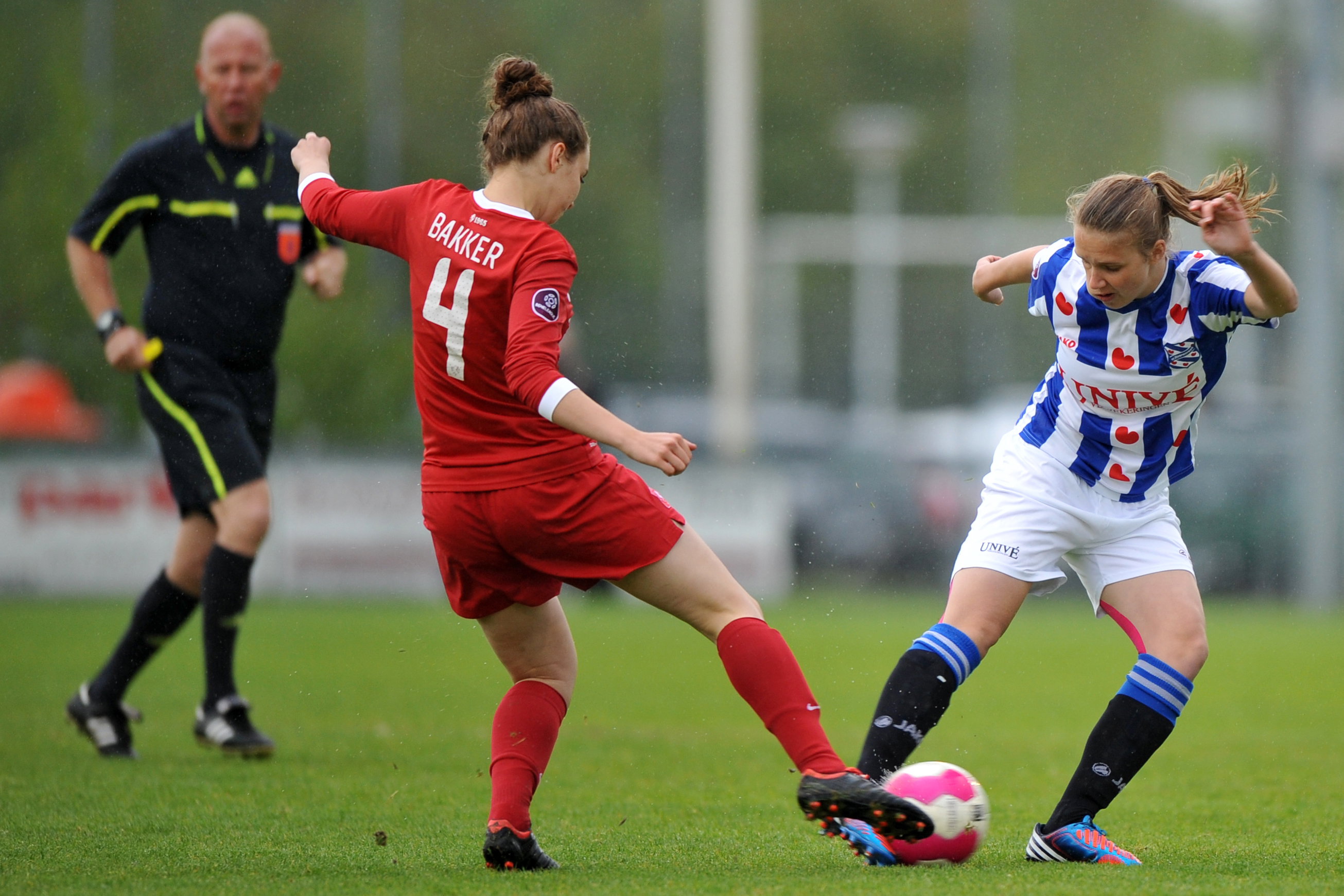 Kirsten Bakker in het shirt van FC Twente in duel met SC Heerenveen speelster Vivianne Miedema