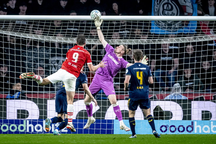 Lars Unnerstall met een geweldige redding op Luuk de Jong