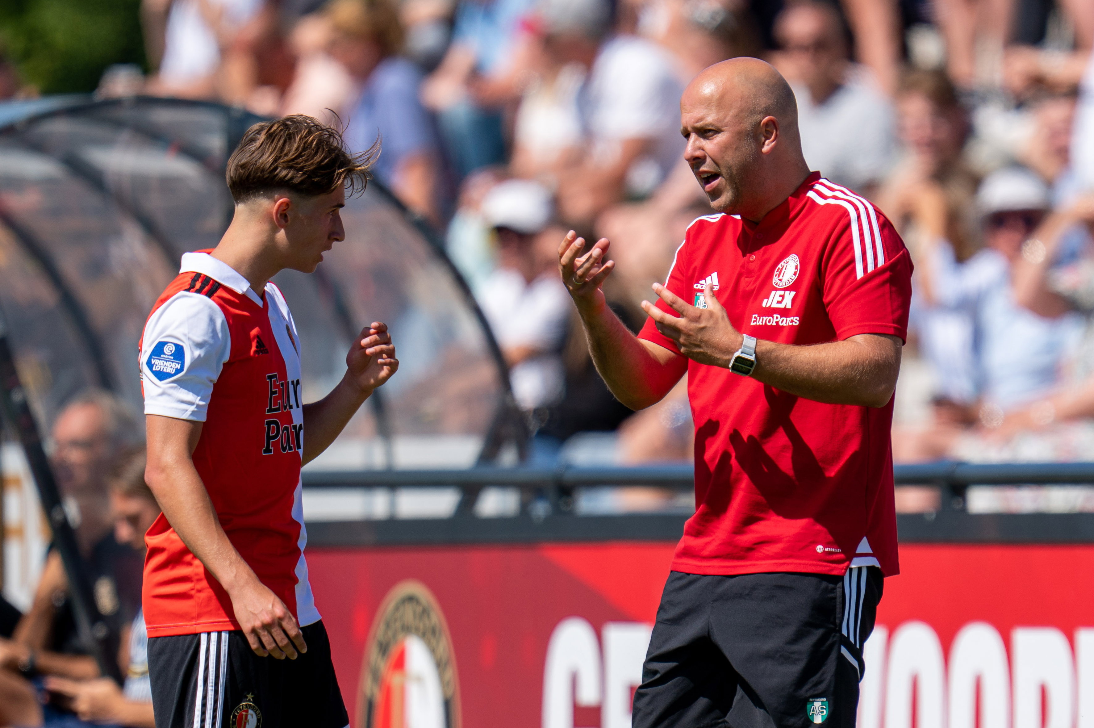 Lennard Hartjes is in gesprek met Arne Slot