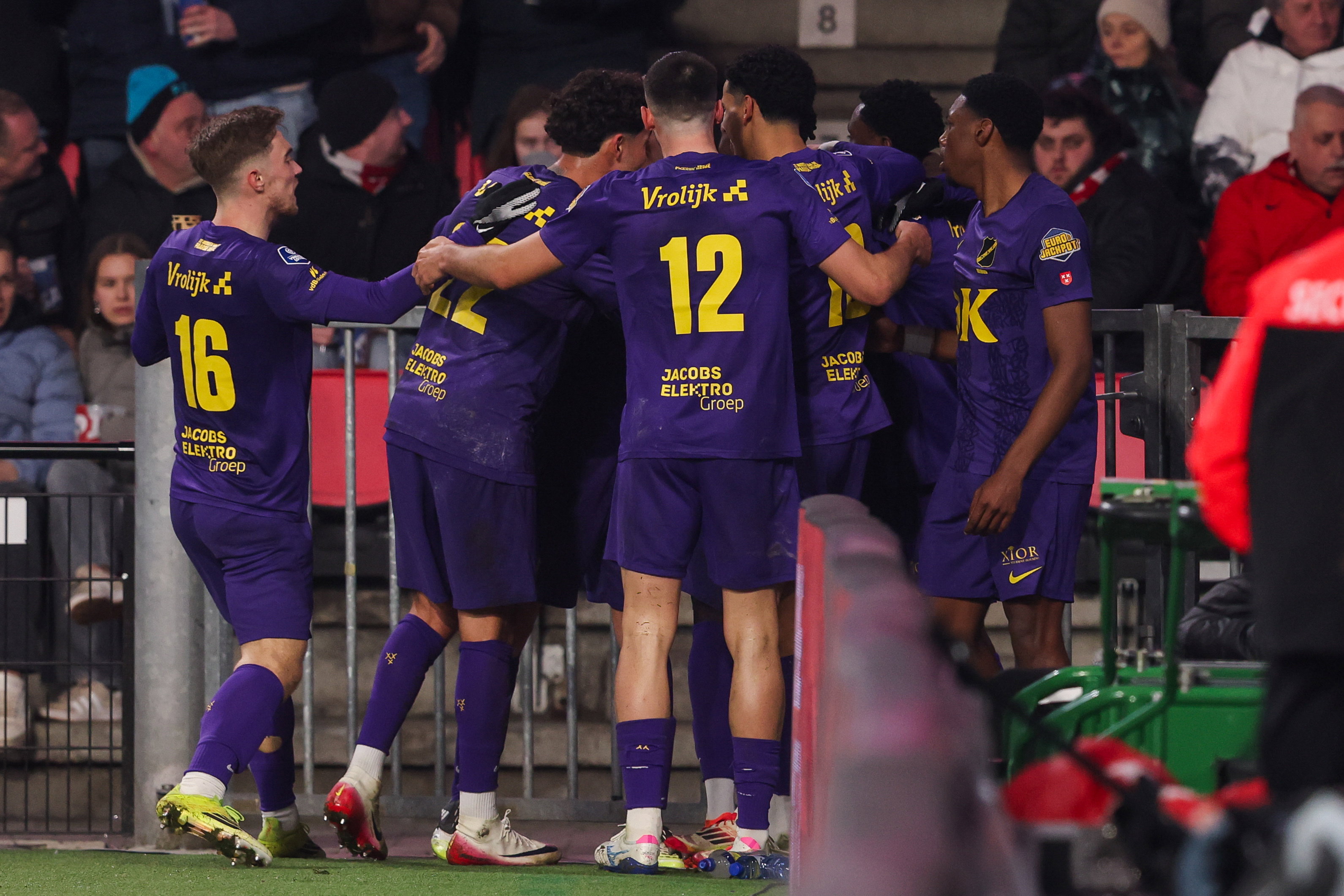 Leo Greiml en teamgenoten vieren een goal tegen PSV