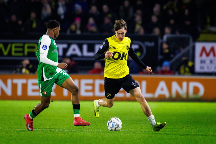 Leo Sauer dribbelt tegen Feyenoord