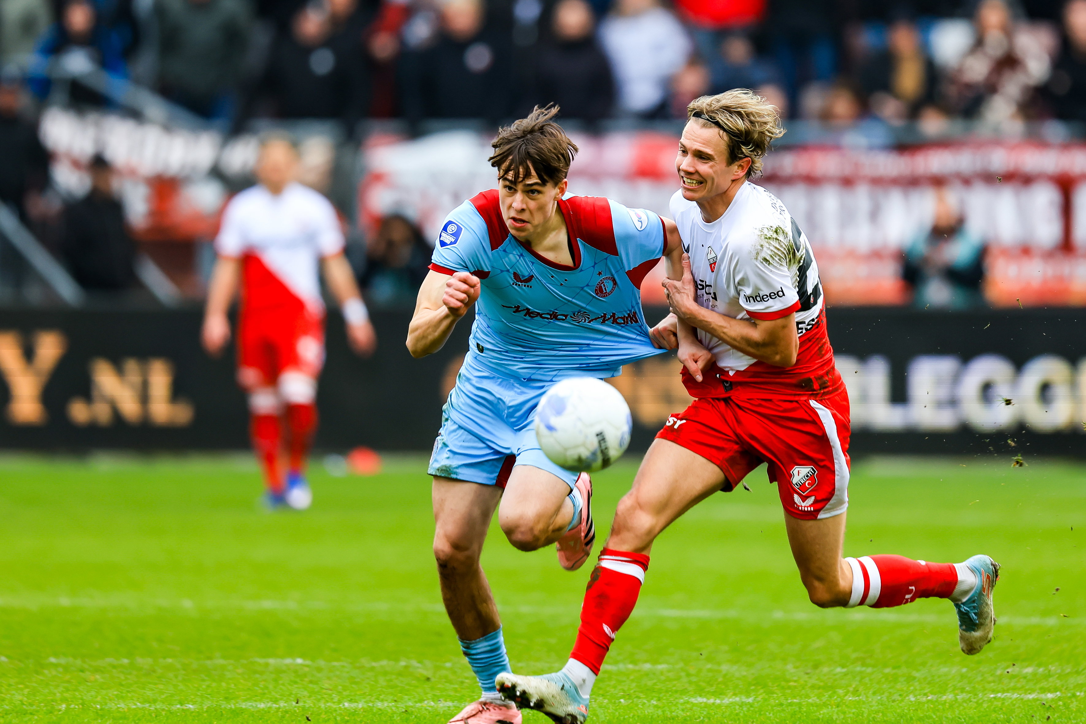 Leo Sauer in duel met Niklas Vesterlund