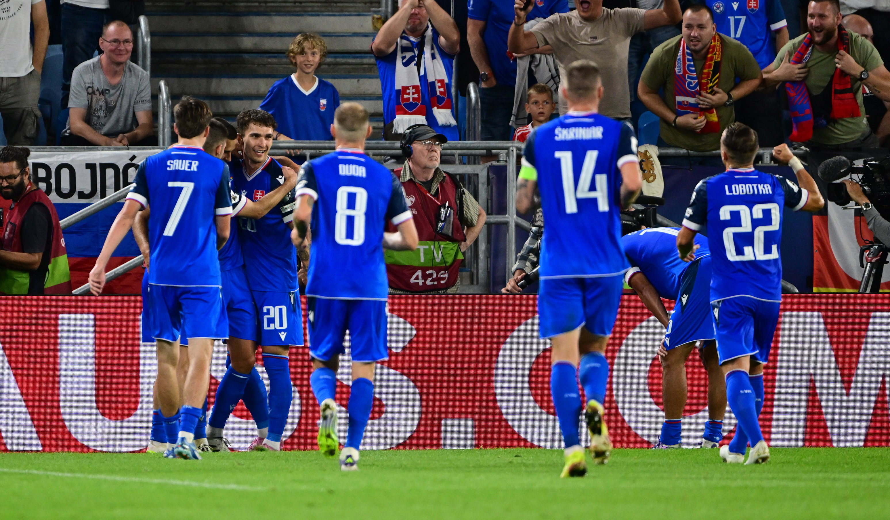 Leo Sauer viert een goal tegen Duitsland