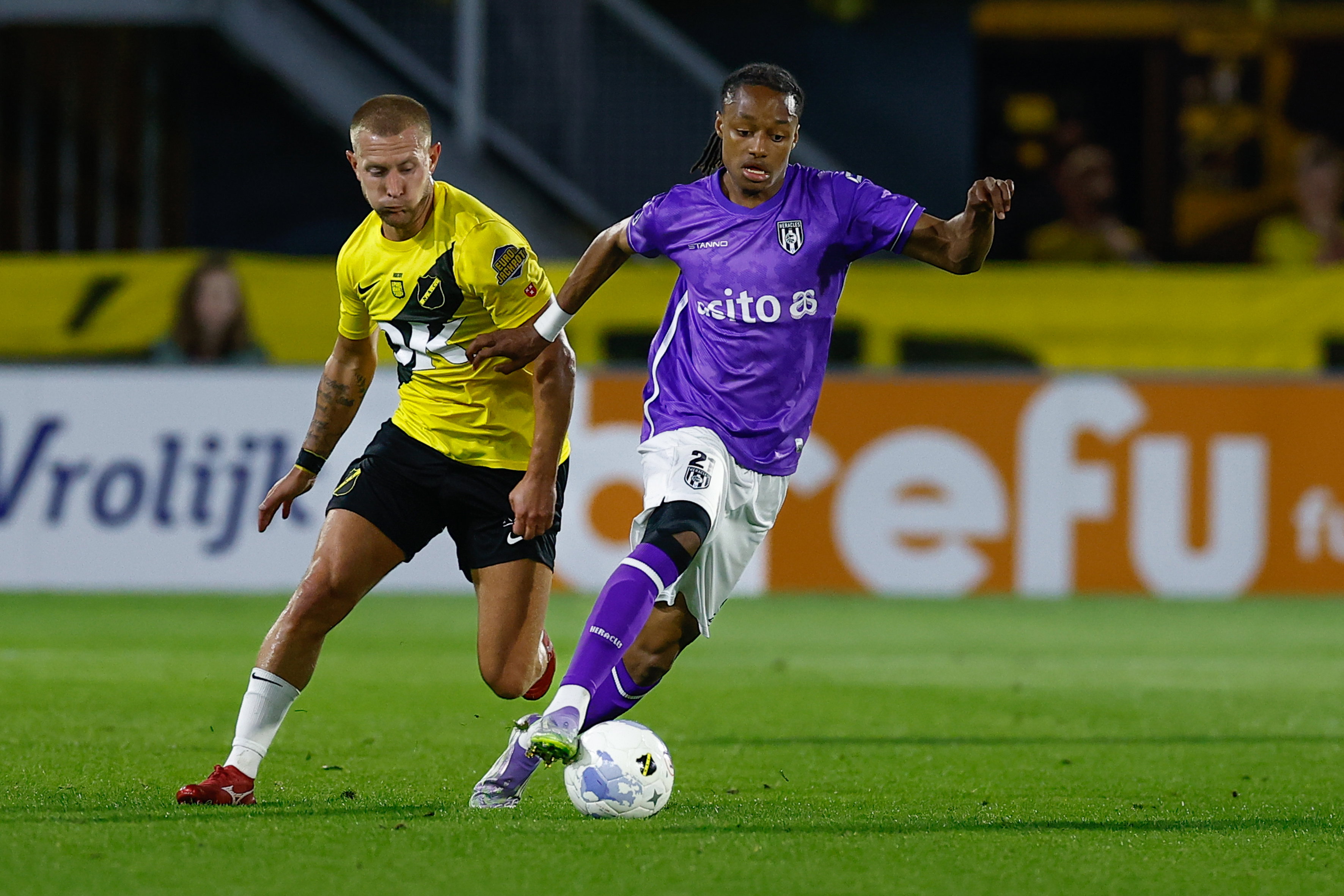 Lewis Holtby in het duel met Heracles Almelo