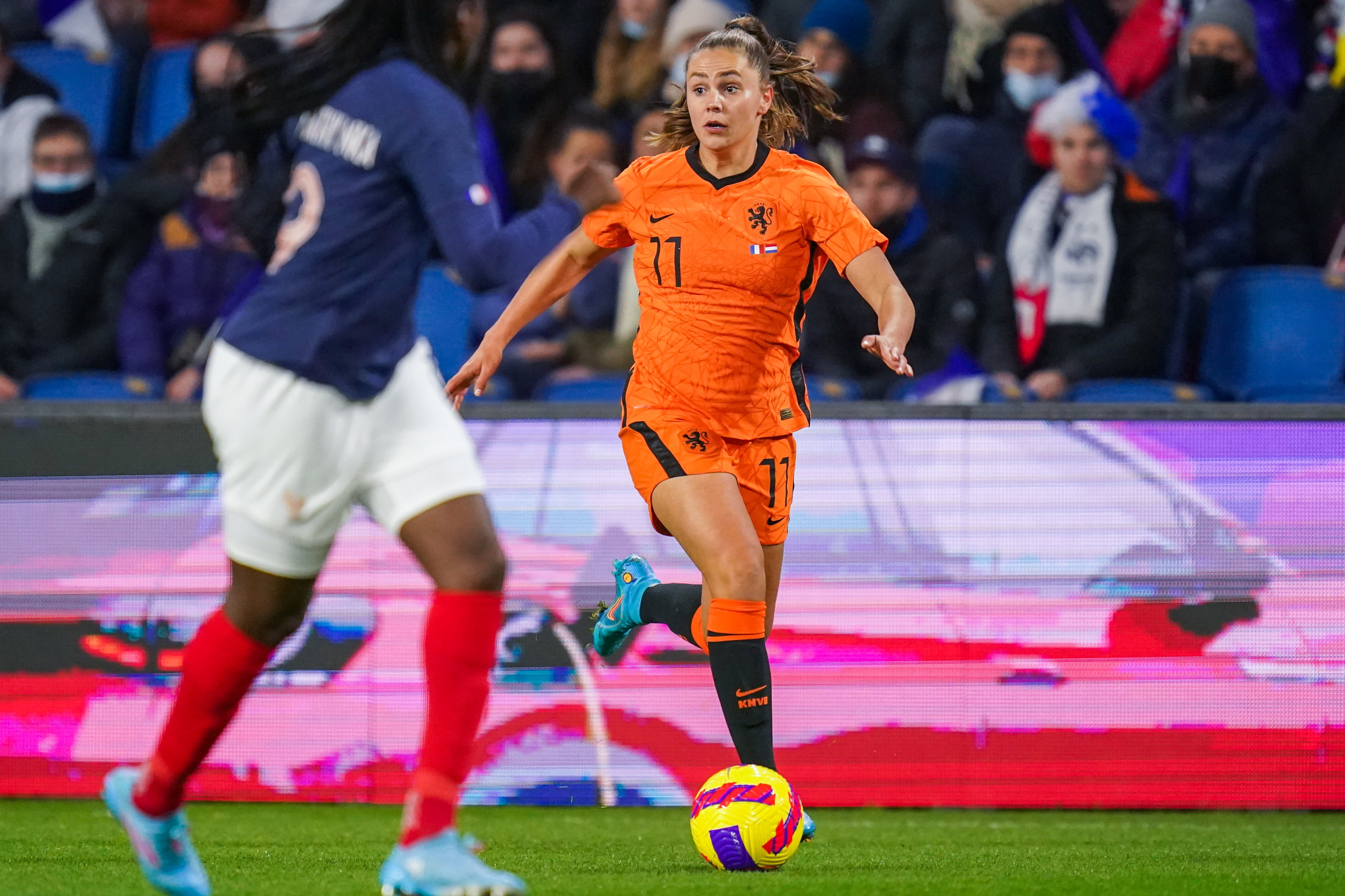 Lieke Martens namens de OranjeLeeuwinnen tegen Frankrijk