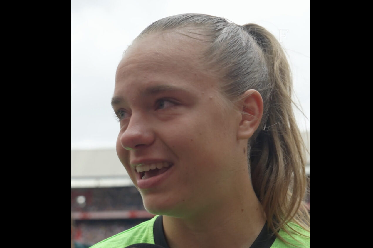 Liz Oosting in tranen tijdens Feyenoord Festival