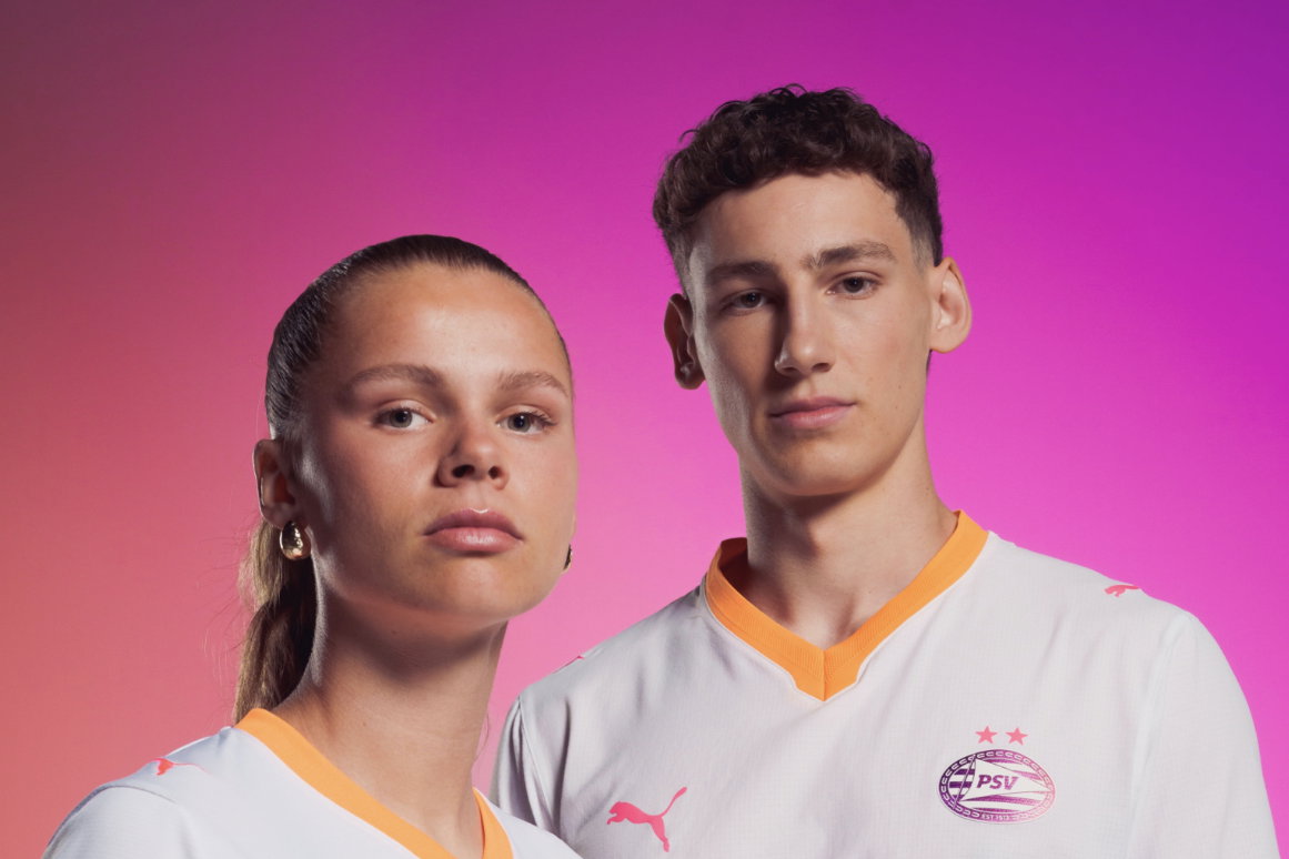 Lore Jacobs en Ruben van Bommel in het nieuwe uitshirt van PSV