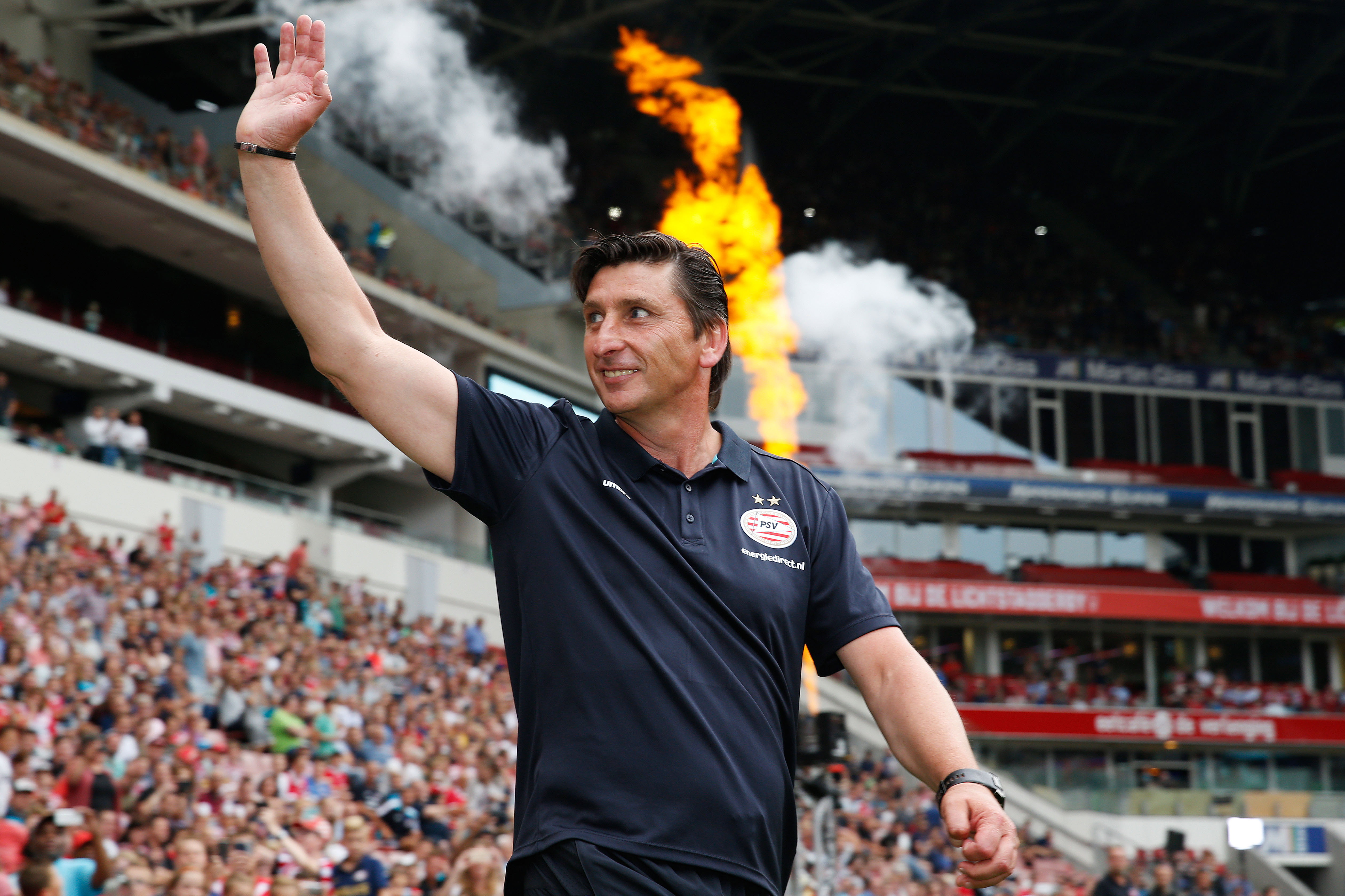 Luc Nilis betreedt het veld van het Philips Stadion