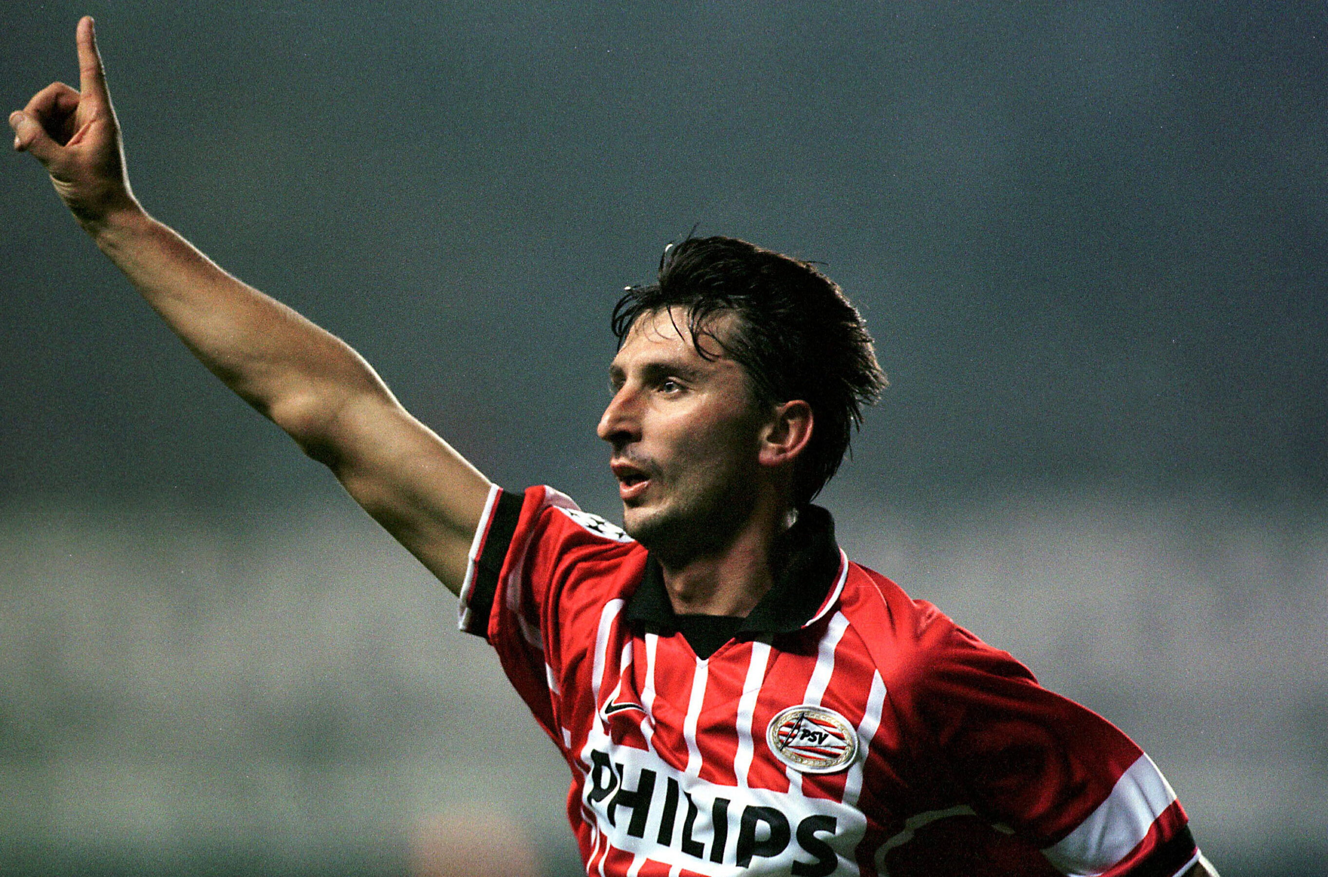 Luc Nilis viert een treffer namens PSV