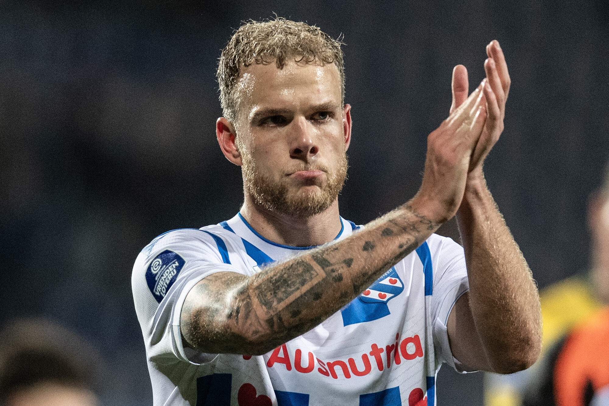 Luuk Brouwers bedankt meegereisde de fans van SC Heerenveen