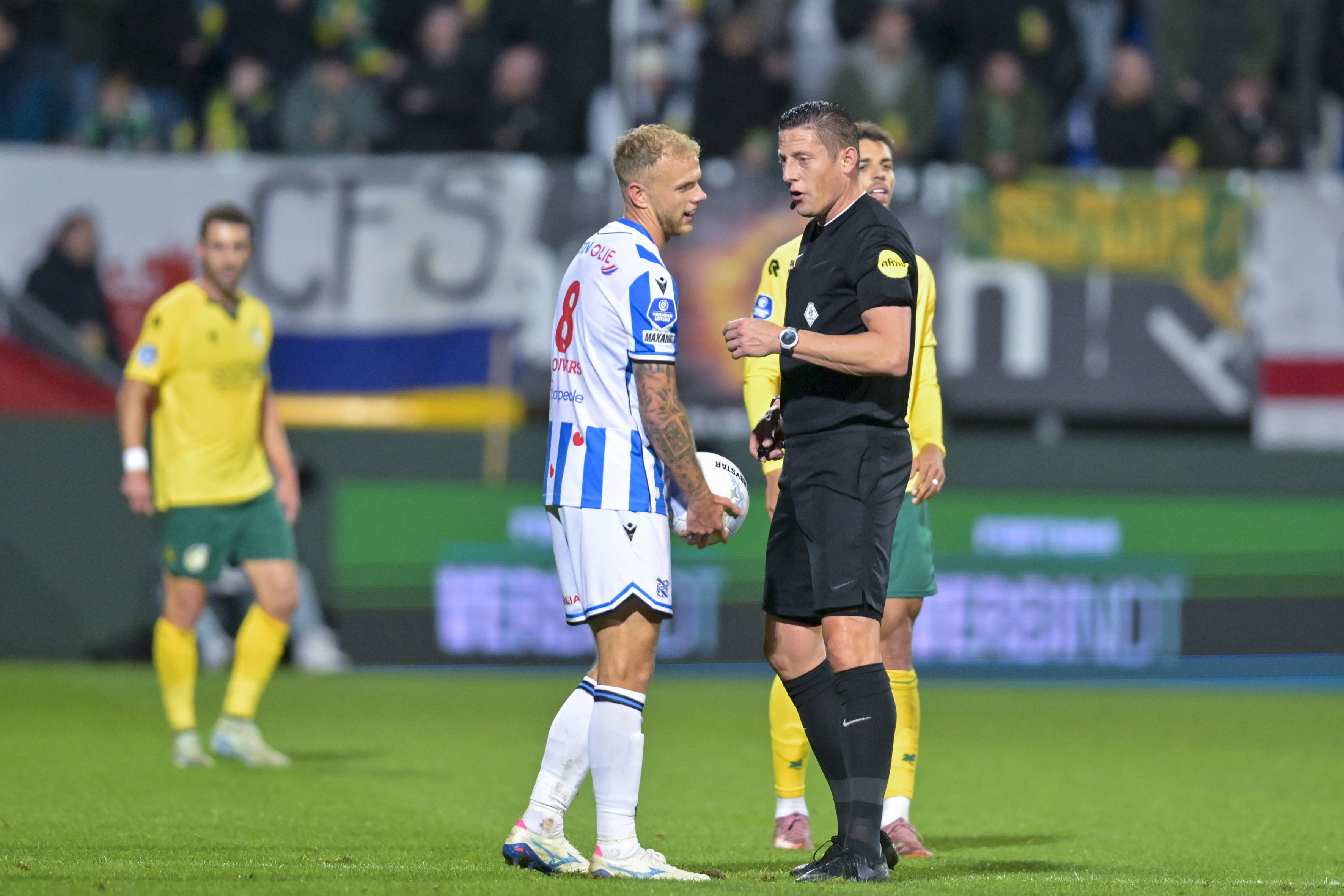 Luuk Brouwers praat met Jeroen Manschot