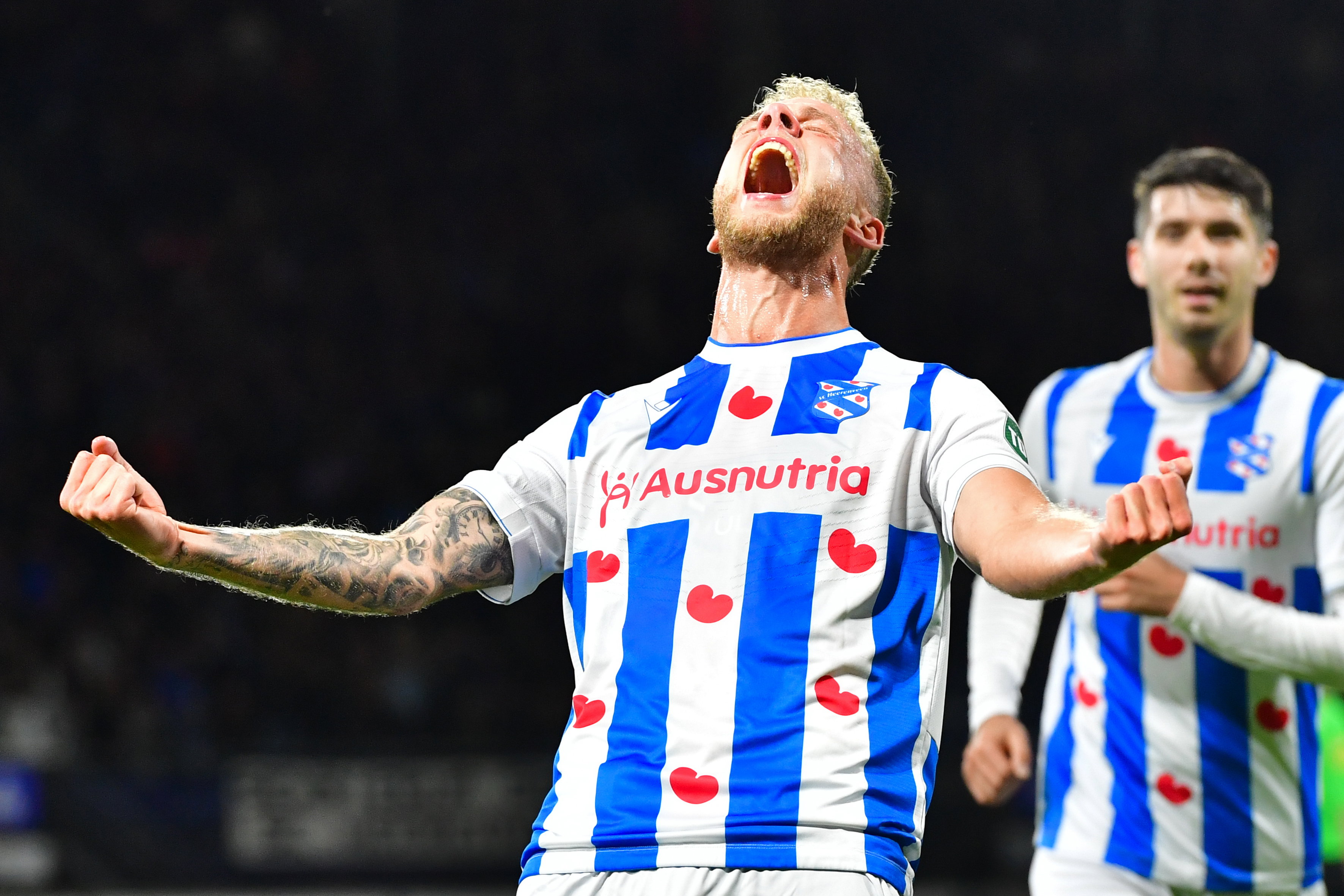 Luuk Brouwers schreeuwt het uit na zijn doelpunt tegen Heracles