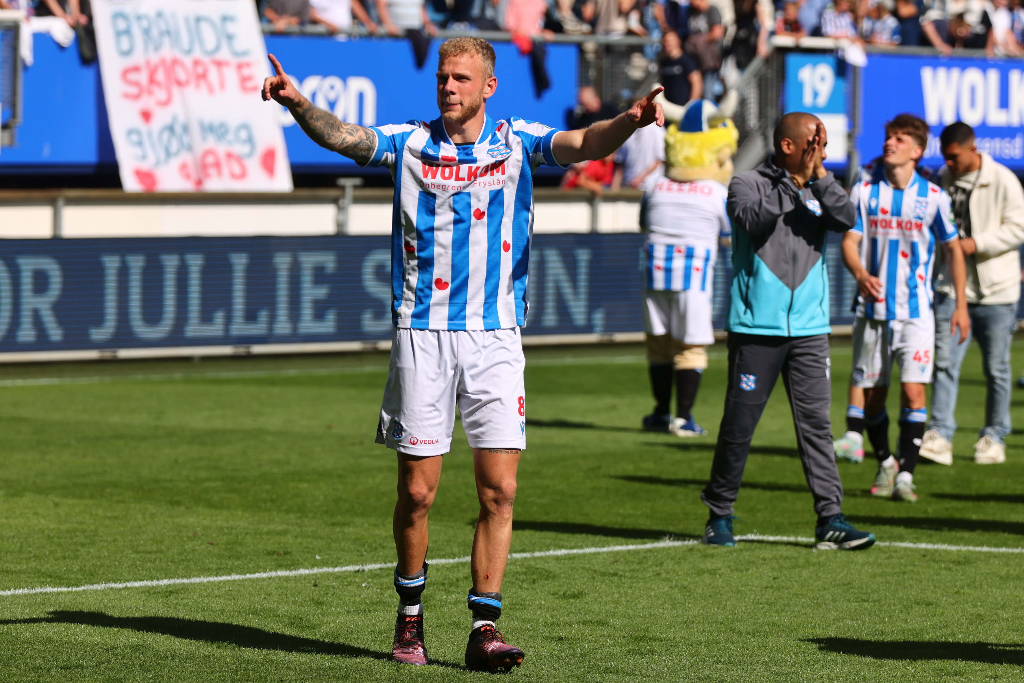 Luuk Brouwers viert feest na de overwinning op Feyenoord