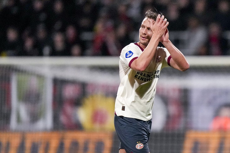 Luuk de Jong bedankt het publiek na zijn wissel tegen Excelsior