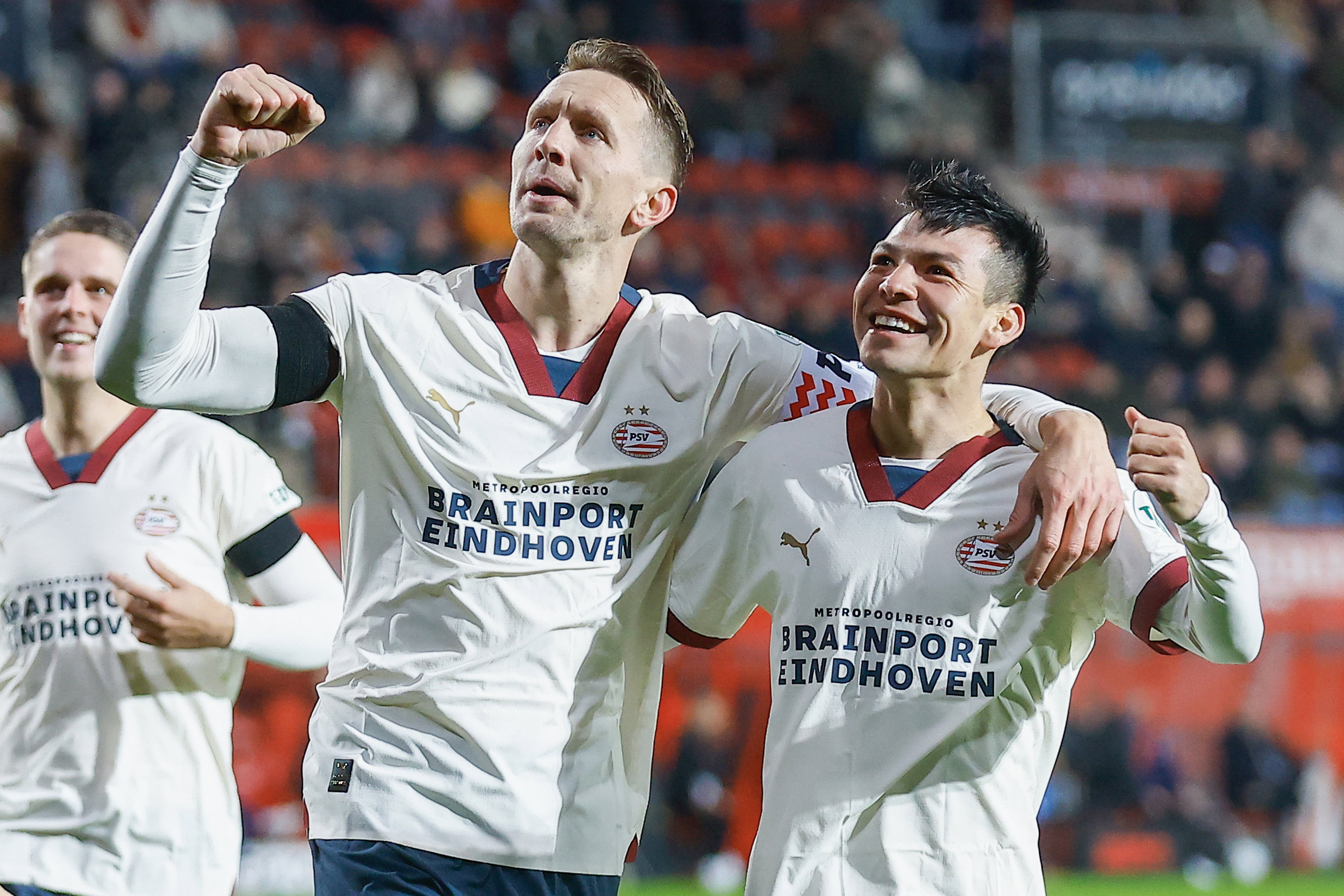 Luuk de Jong en Hirving Lozano vieren feest
