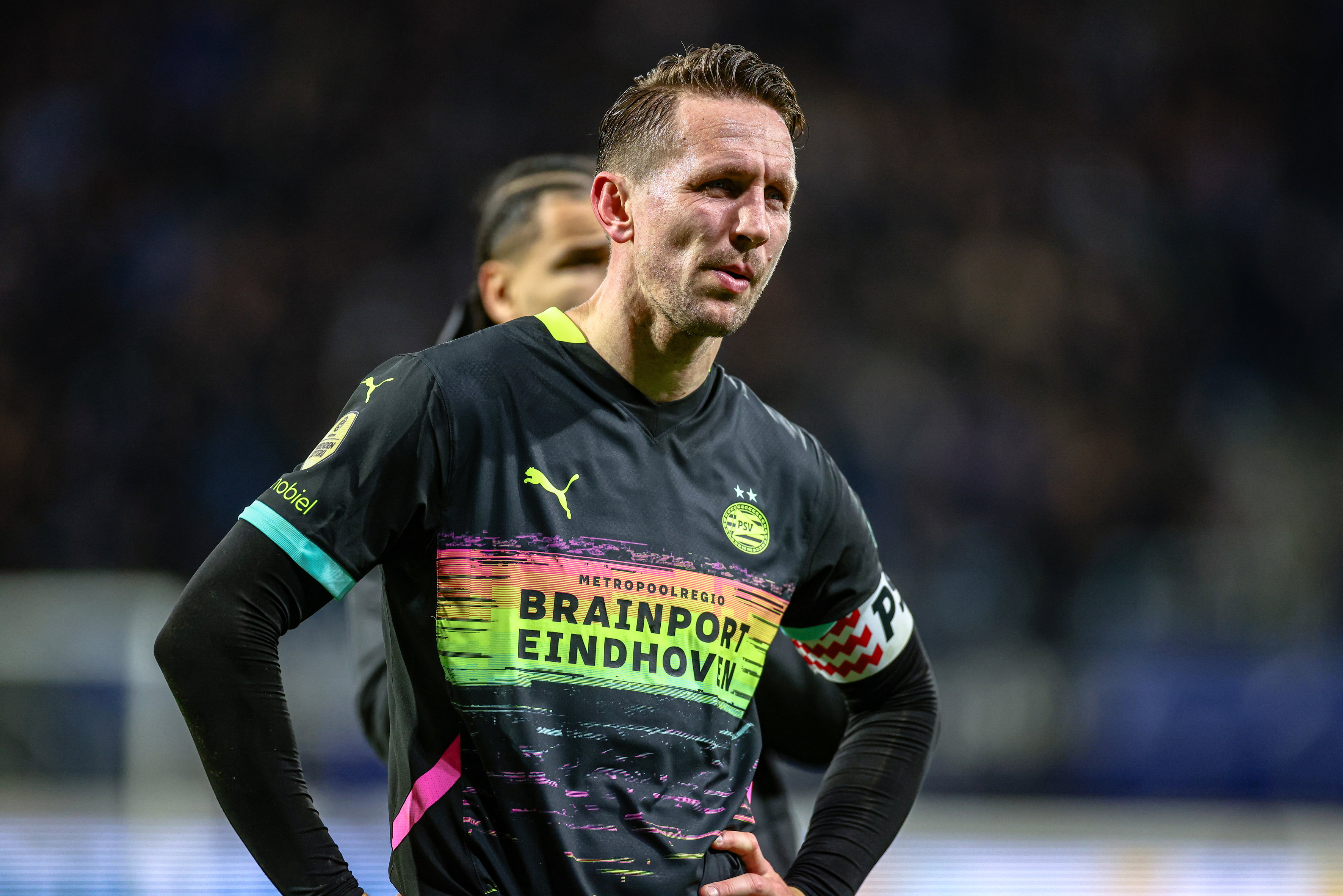 Luuk de Jong met de armen in de zij