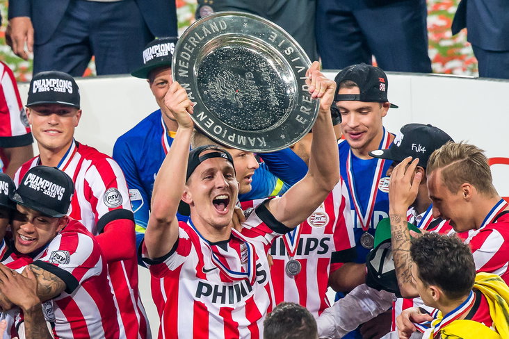 Luuk de Jong met de schaal in 2015