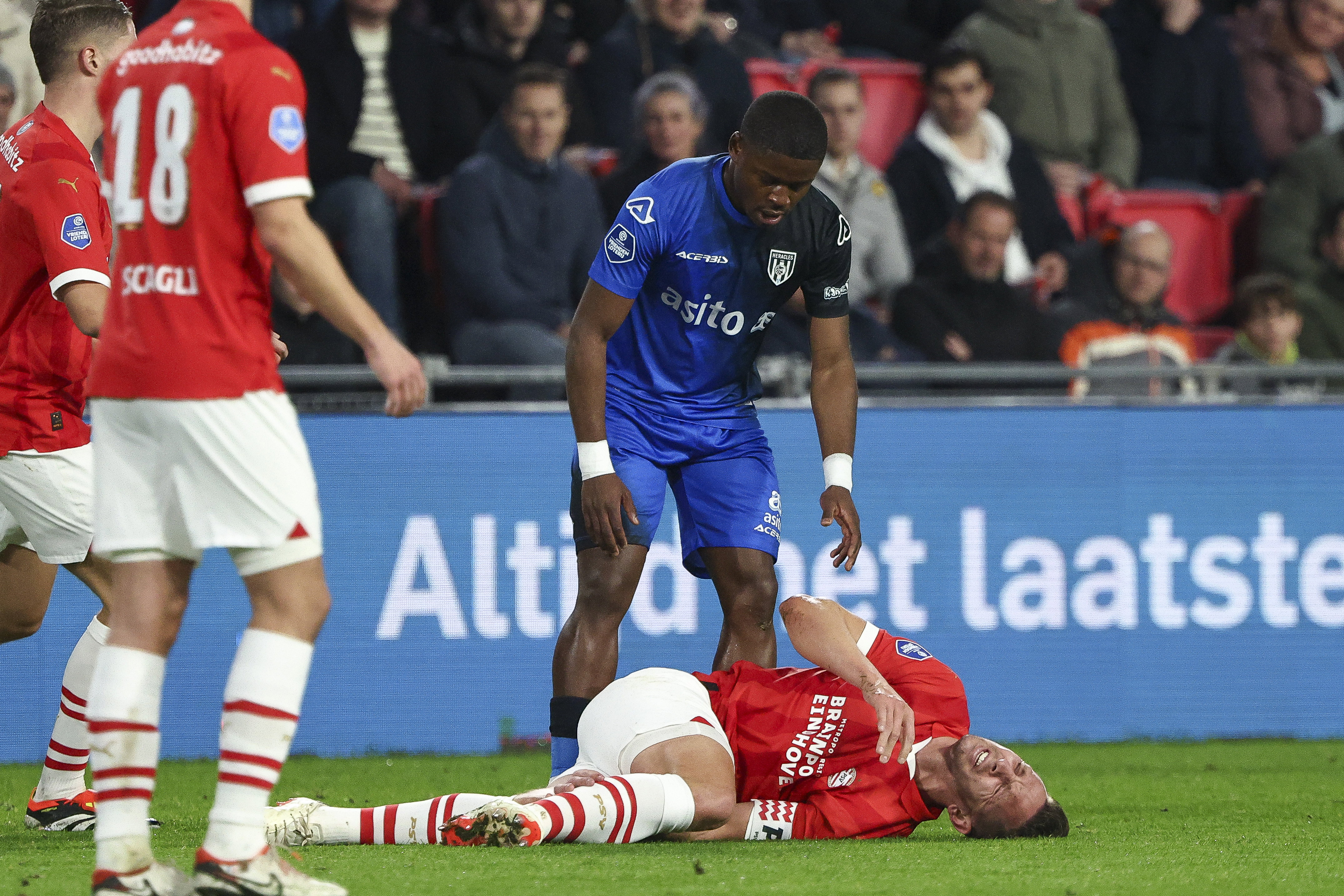Luuk de Jong na de overtreding van Heracles-speler Bryan Limbombe