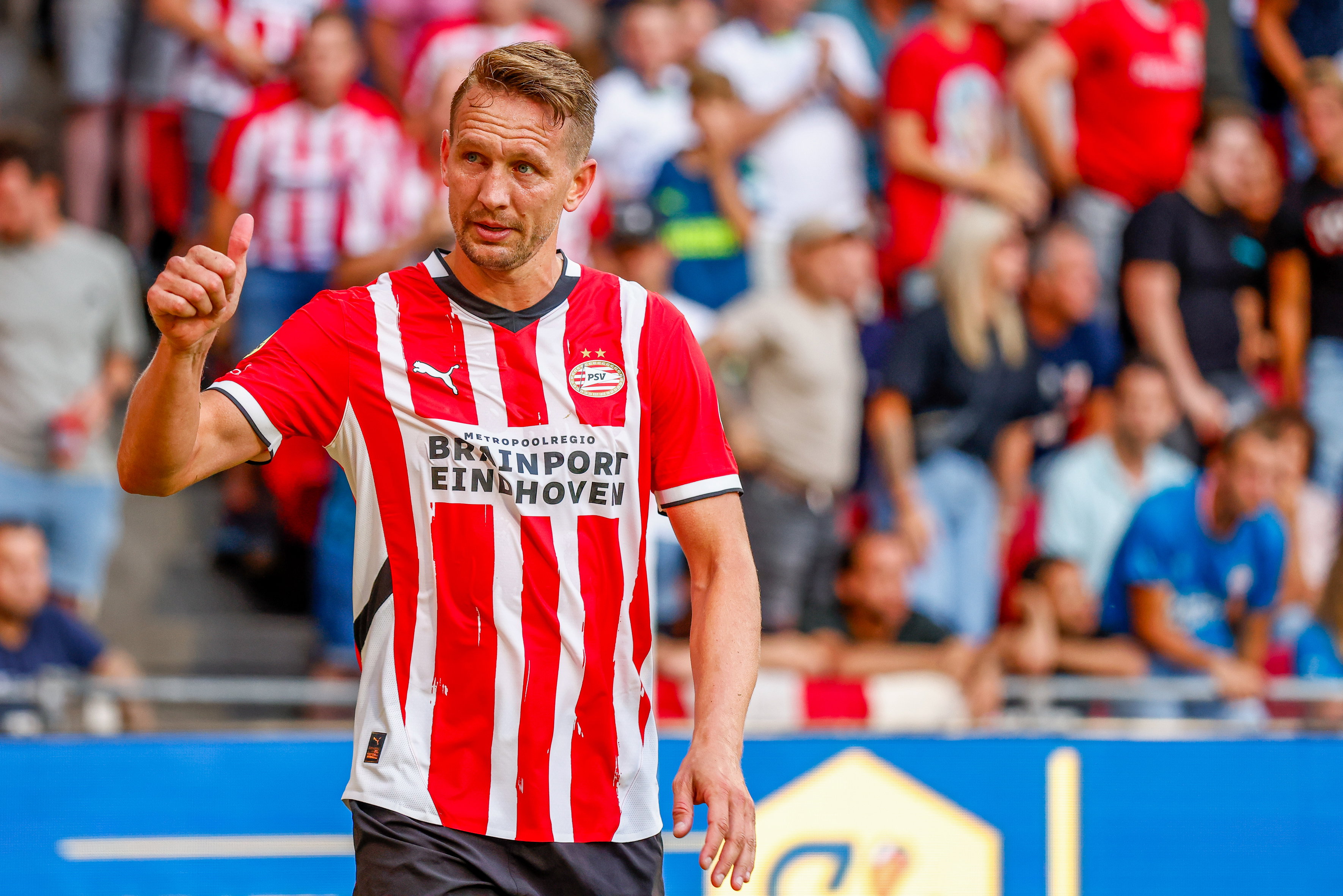 Luuk de Jong steekt een duim op