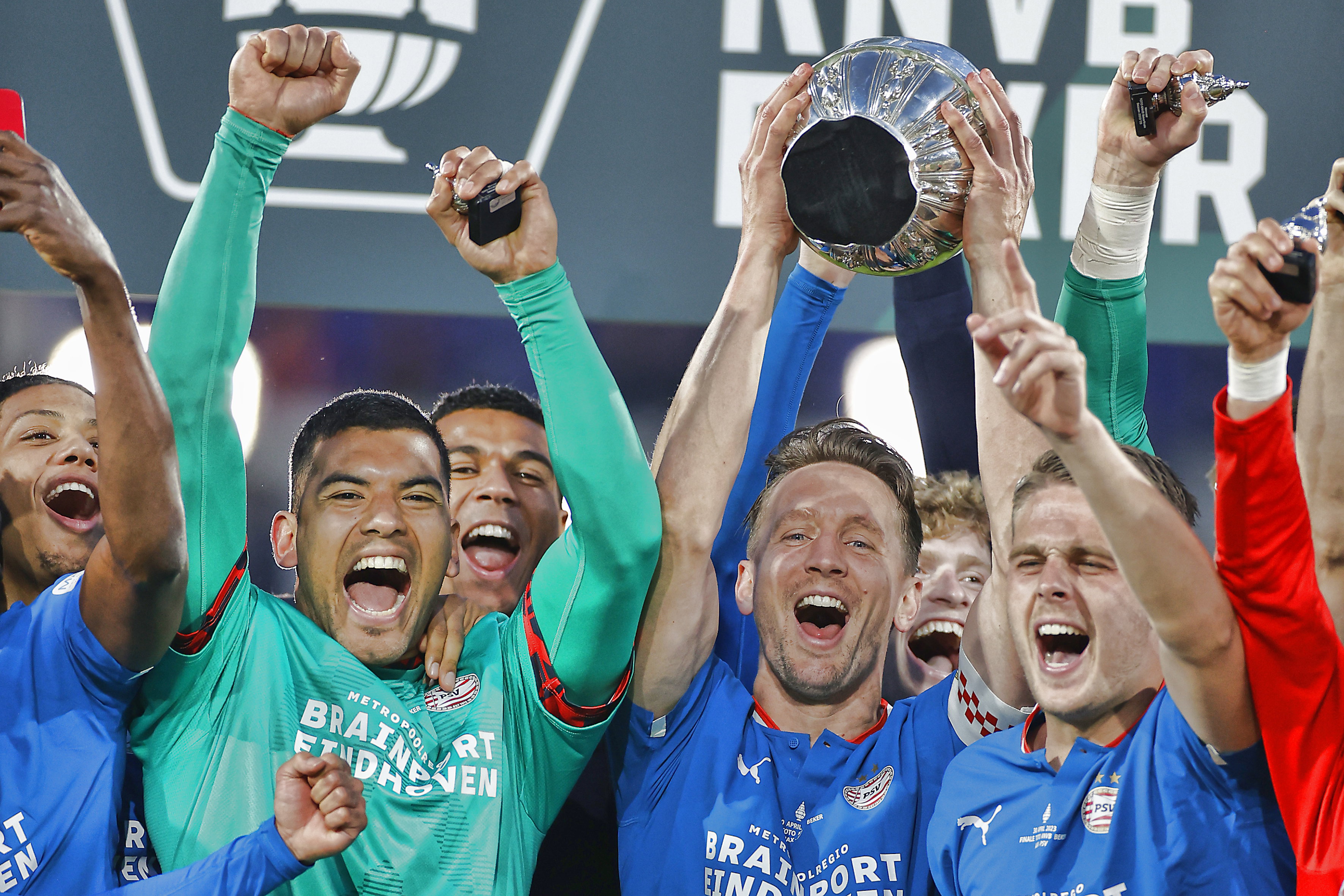 Luuk de Jong toont de KNVB Beker