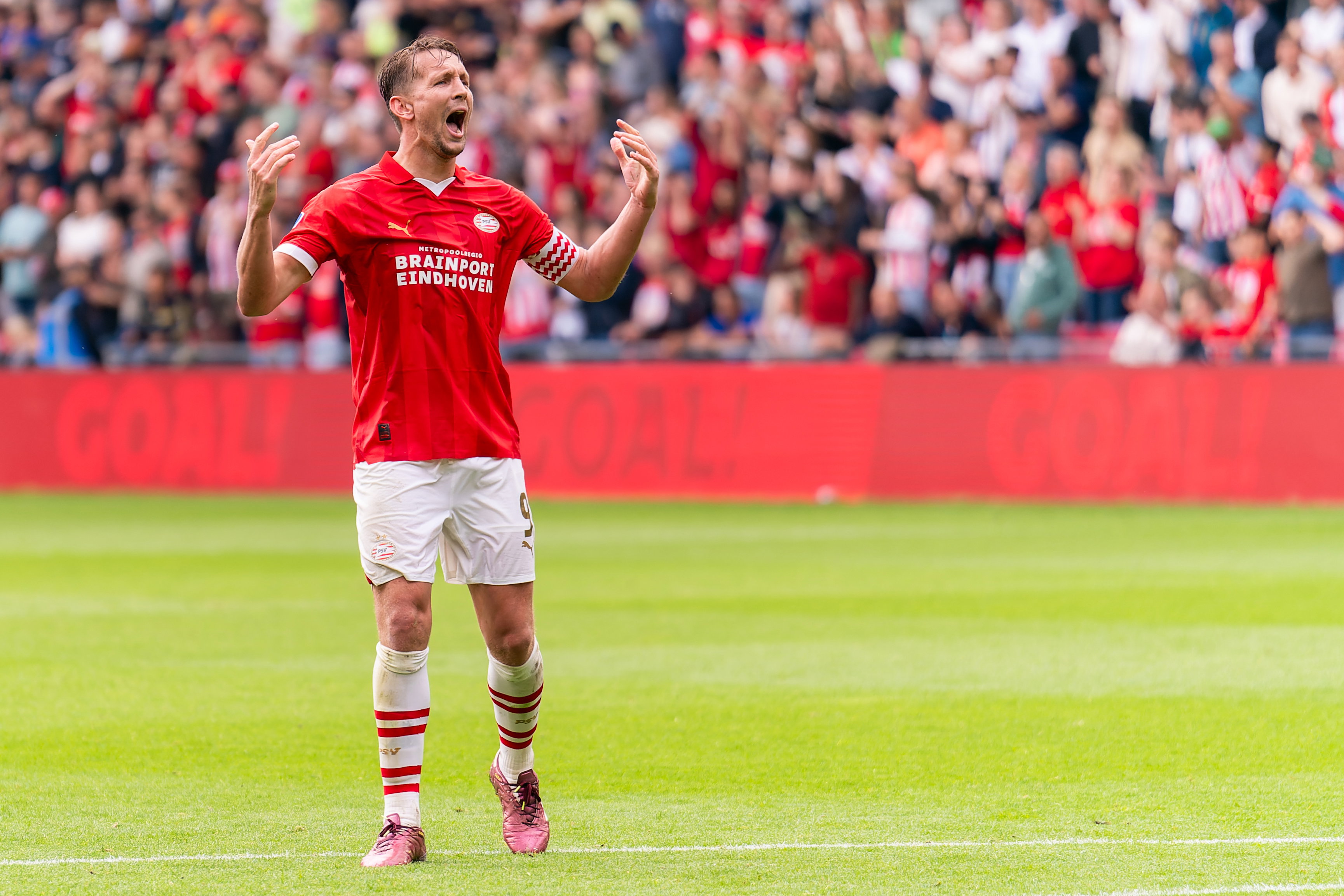 Luuk de Jong viert zijn goal tegen RKC