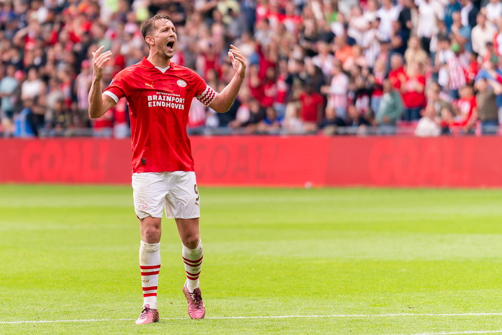 Luuk de Jong viert zijn goal tegen RKC