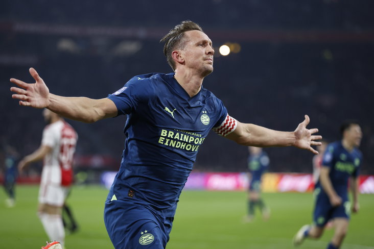 Luuk de Jong viert zijn treffer in de Johan Cruijff Arena