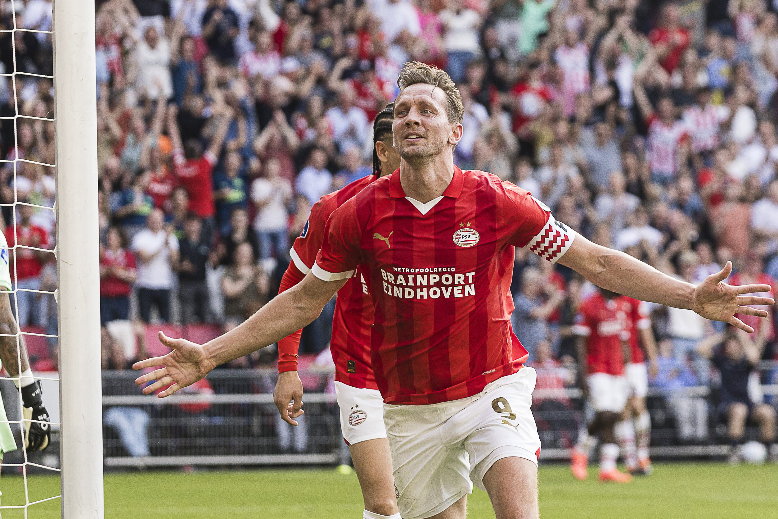 Luuk de Jong viert een treffer