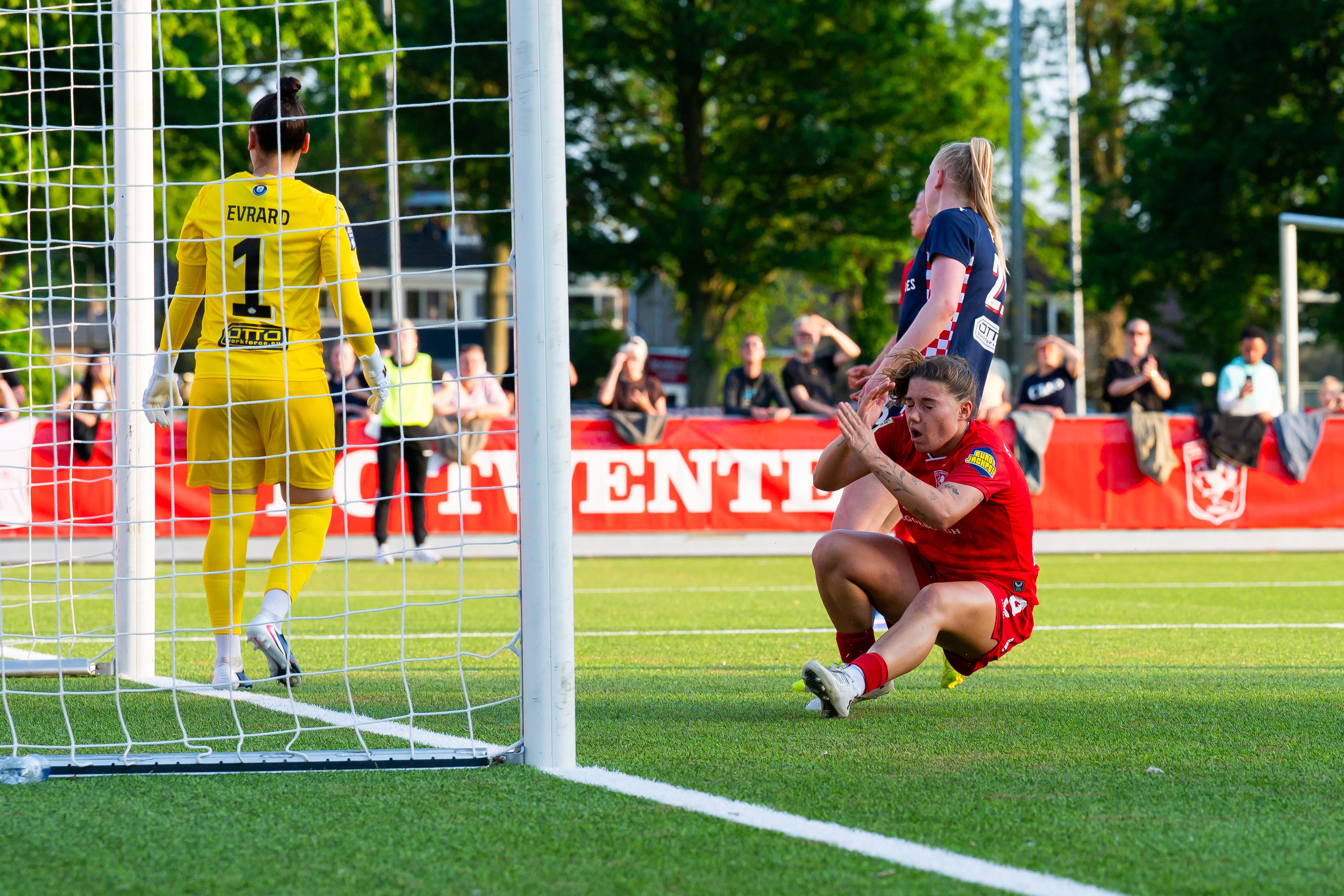 Lynn Groenewegen tijdens het duel om de Supercup