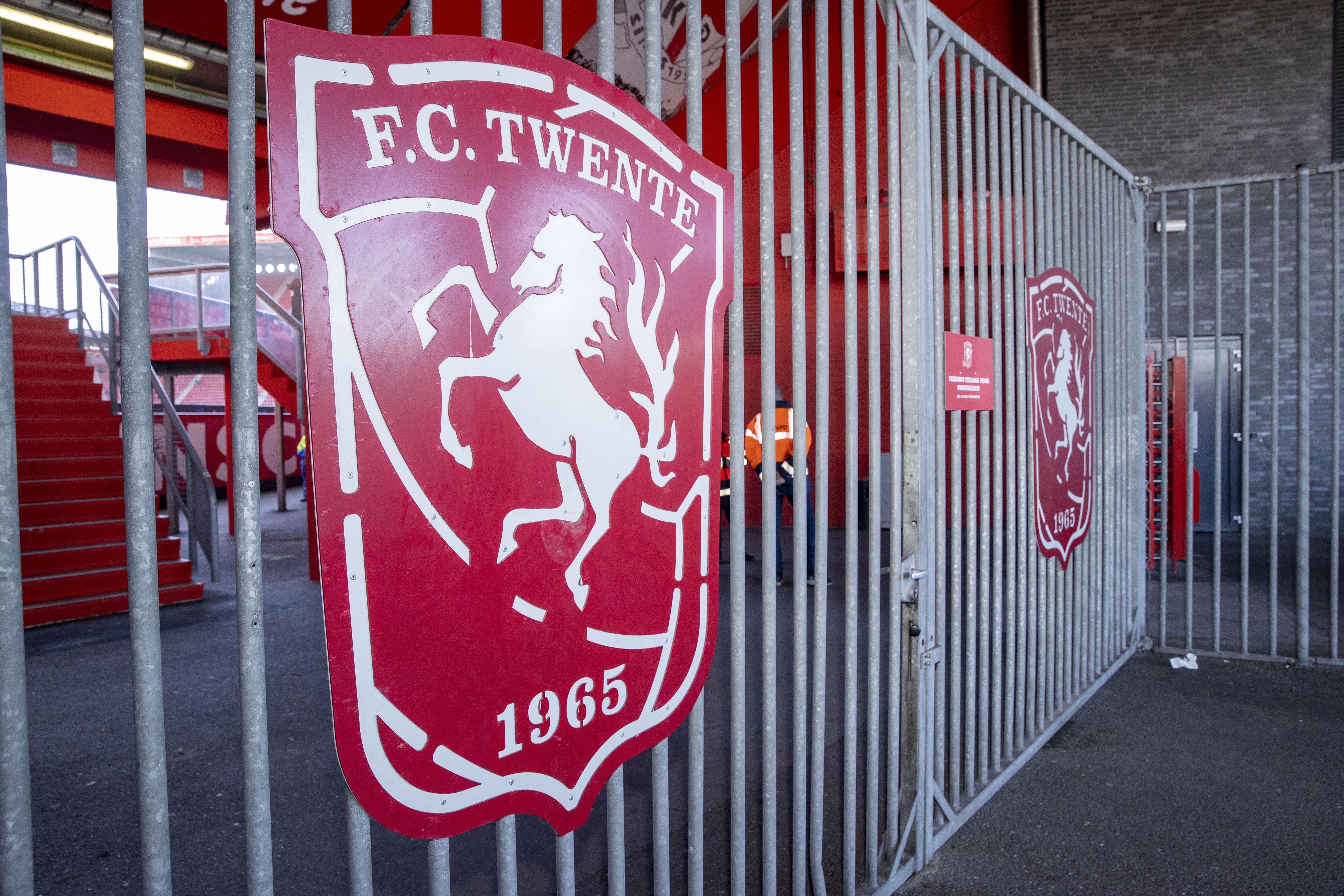 Het logo van FC Twente op een hek bij De Grolsch Veste