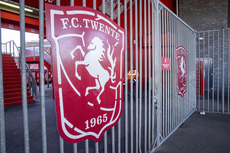 Het logo van FC Twente op een hek bij De Grolsch Veste