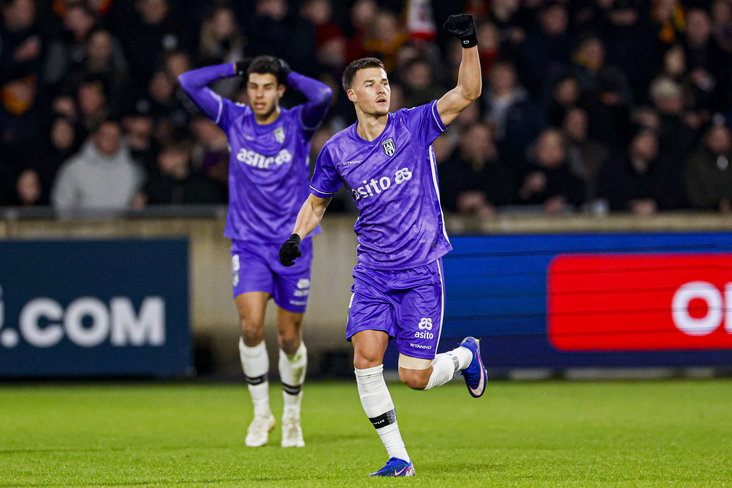 Ajdin Hrustic na zijn treffer tegen Go Ahead Eagles