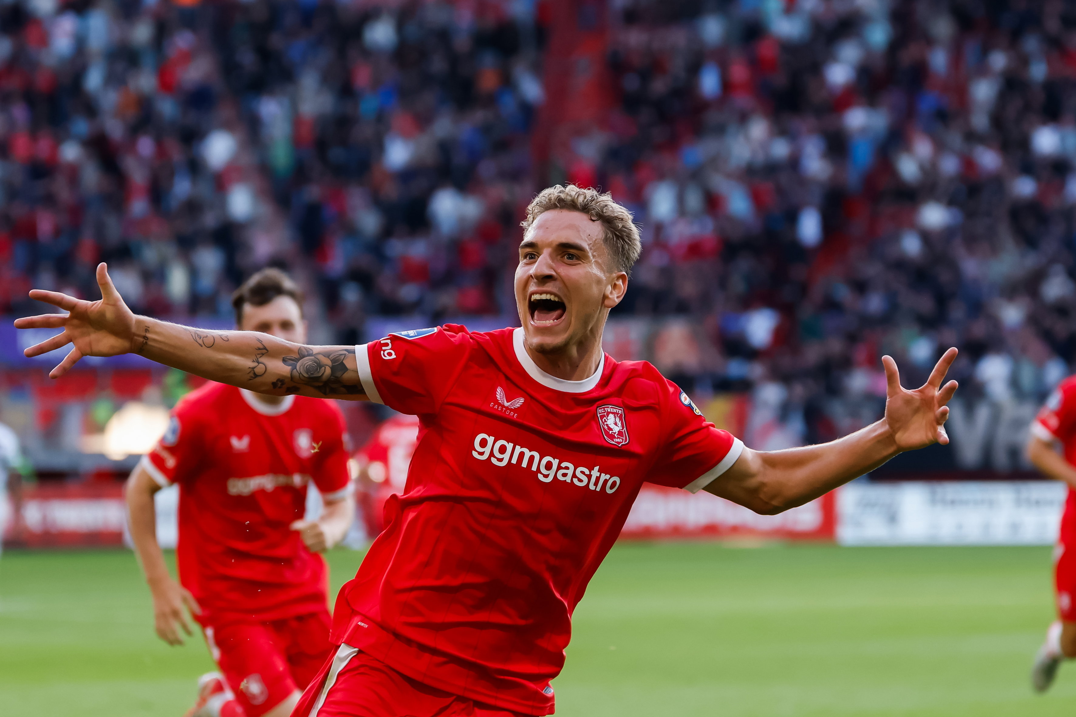 Aske Adelgaard juicht na zijn treffer voor FC Twente