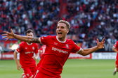 Aske Adelgaard juicht na zijn treffer voor FC Twente
