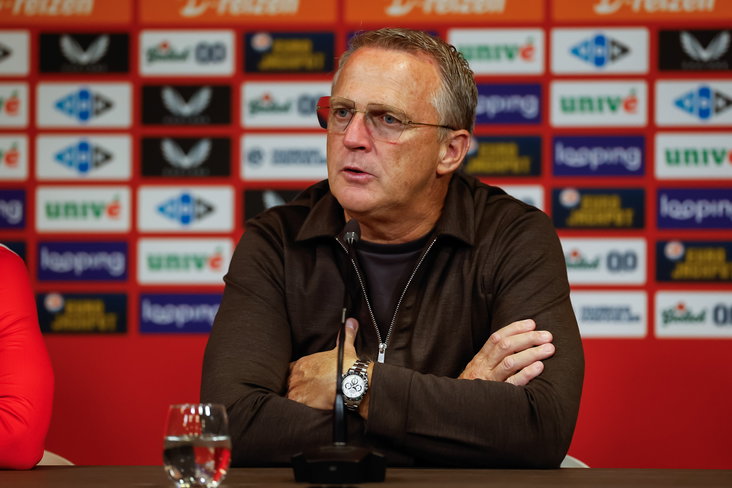John van den Brom op de persconferentie