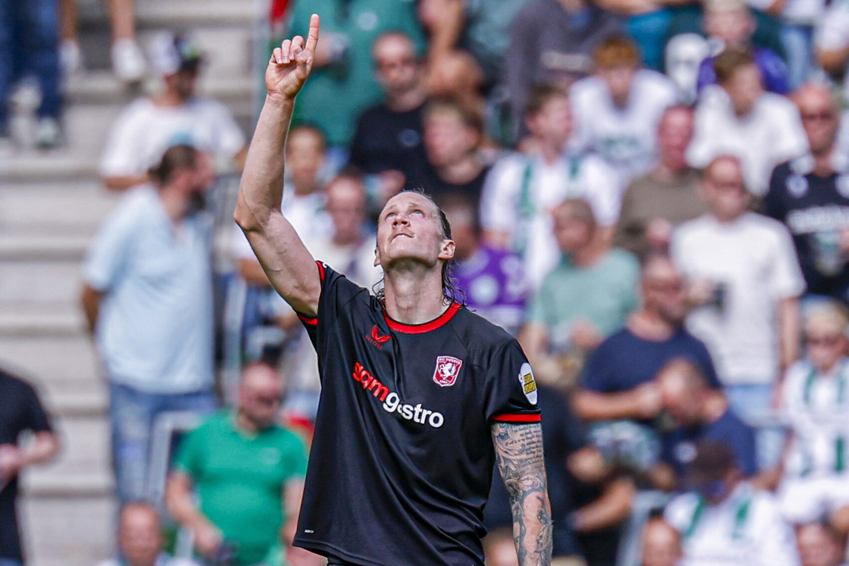 Wout Weghorst wijst naar boven