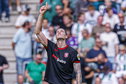 Wout Weghorst wijst naar boven