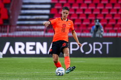 Joey Veerman in actie voor het Nederlands elftal