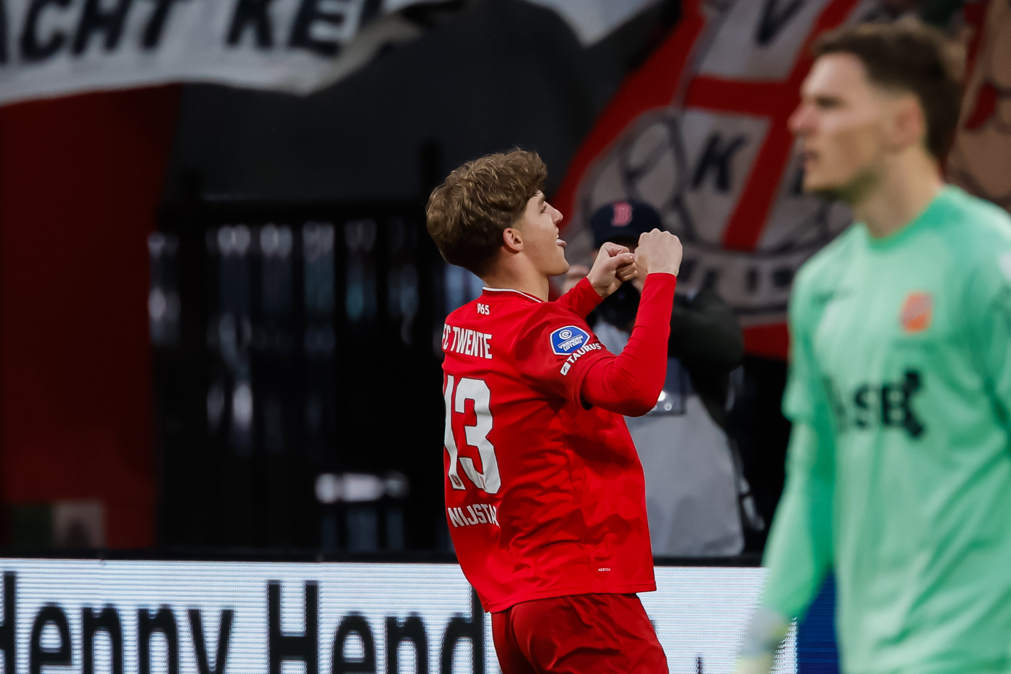 Ruud Nijstad (FC Twente) juicht na zijn goal tegen FC Volendam
