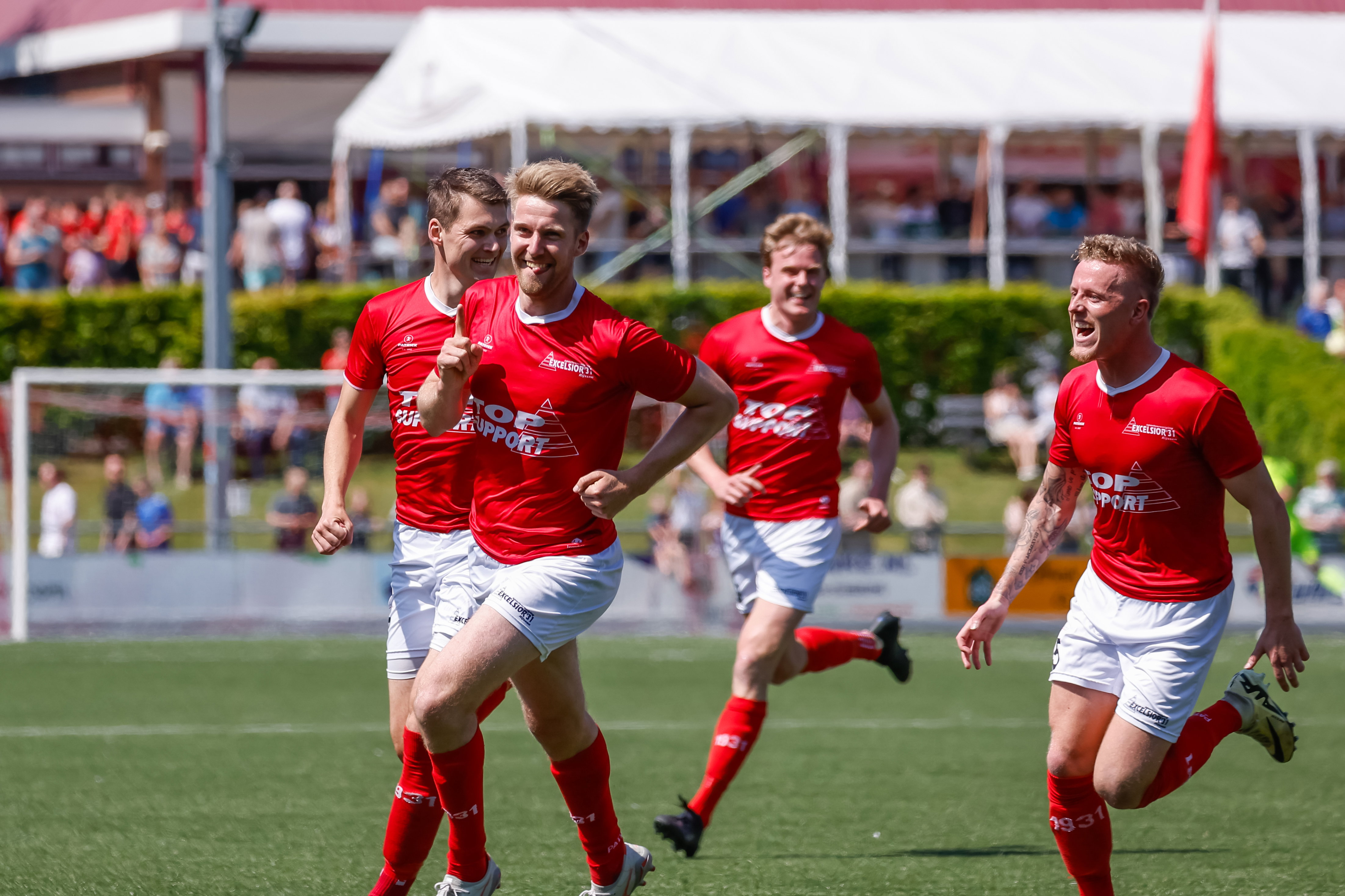 Rick Hemmink juicht na een treffer voor Excelsior'31