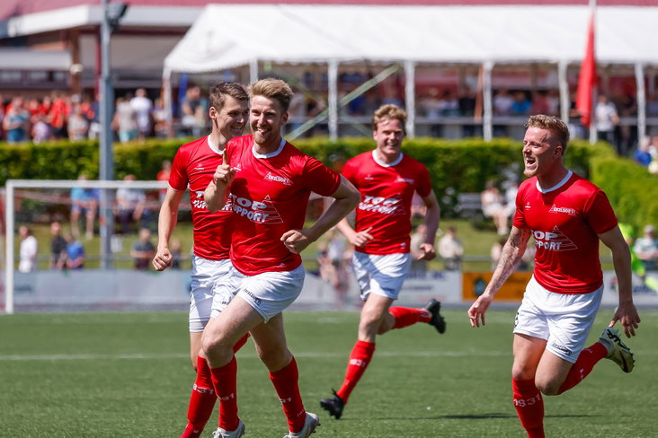 Rick Hemmink juicht na een treffer voor Excelsior'31