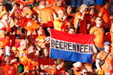 Oranje-supporter met een Heerenveen-vlag