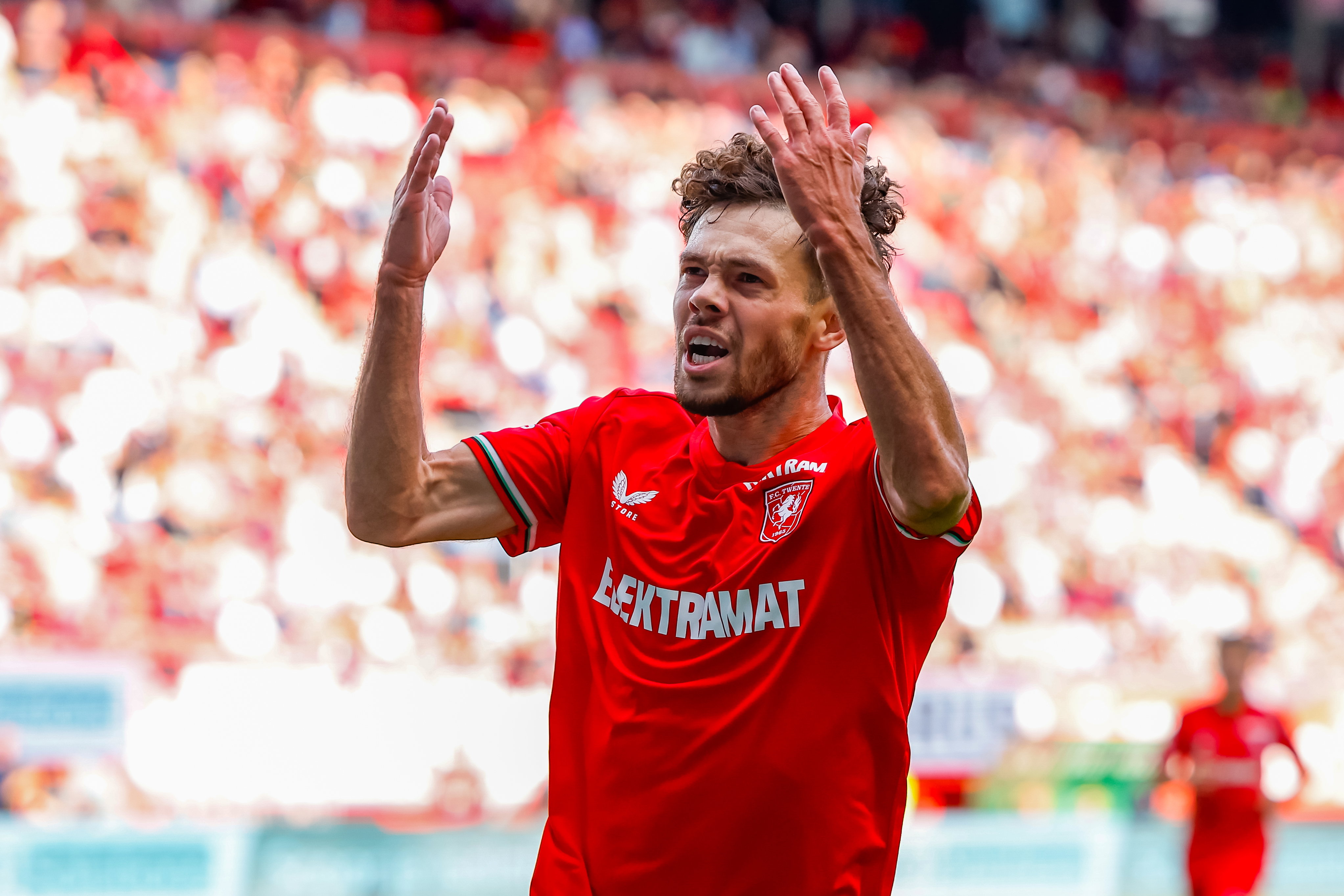 Mitchell van Bergen jut het publiek op