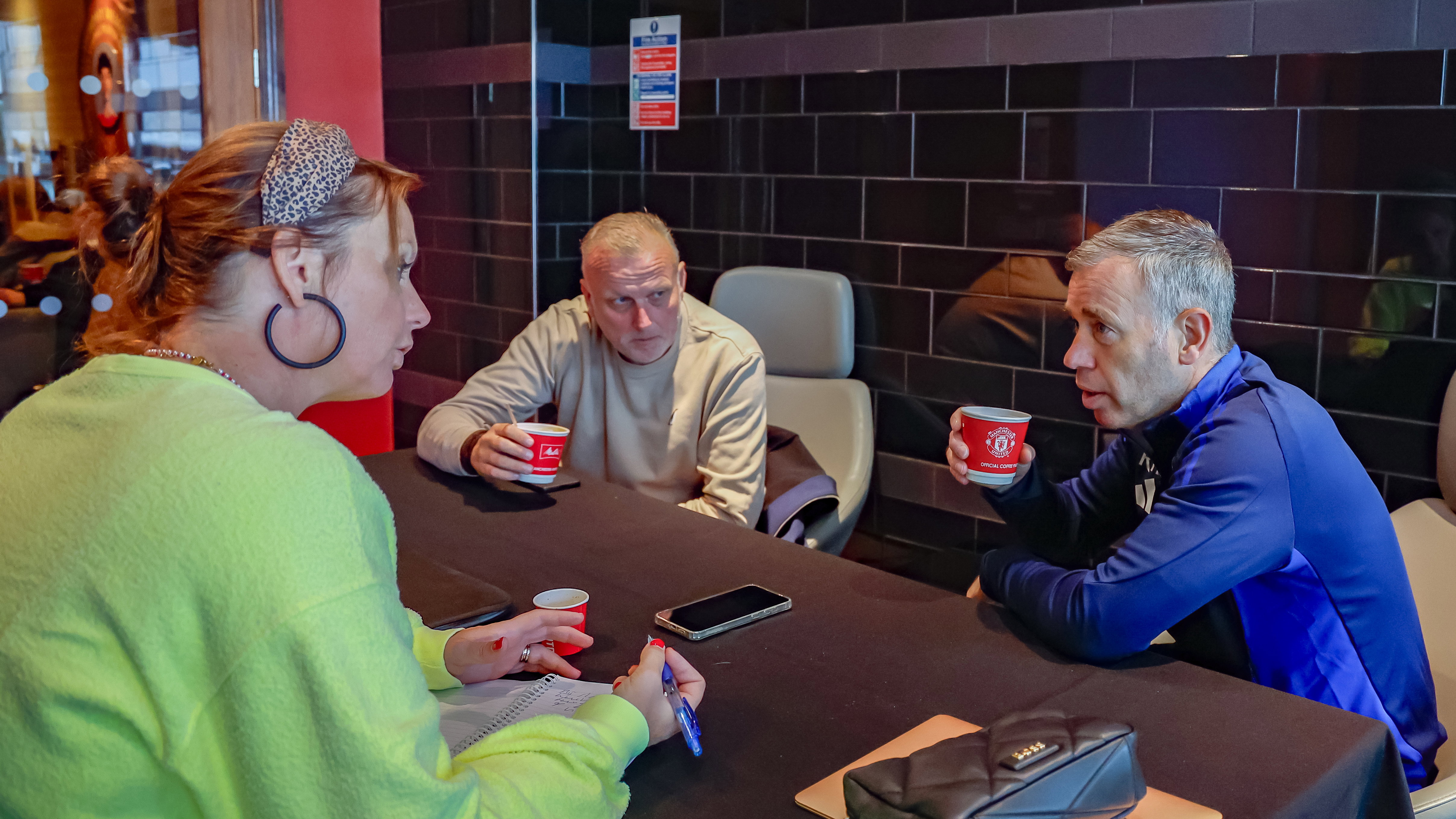 Fardau Wagenaar en Leon ten Voorde van de Tubantia in gesprek met René Hake