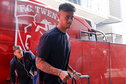 Mees Hilgers voor de spelersbus van FC Twente