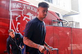Mees Hilgers voor de spelersbus van FC Twente