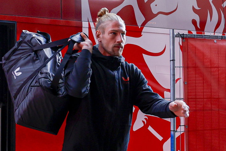 Lars Unnerstall bij de spelersbus