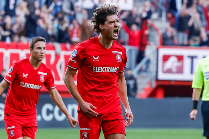 Sam Lammers juicht na zijn goal tegen Heracles Almelo